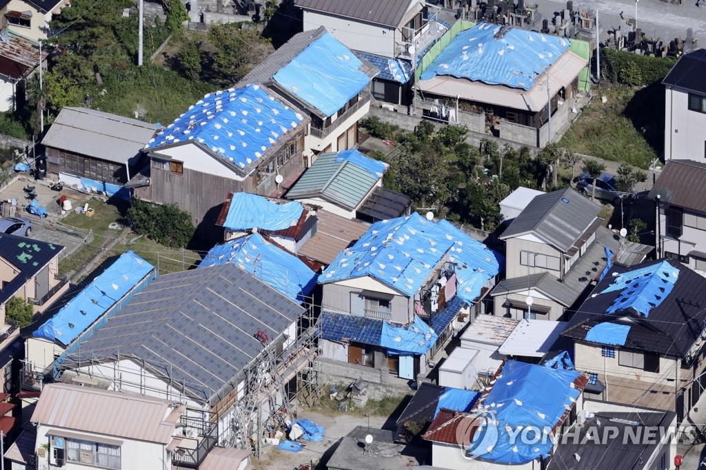 태풍 '하기비스' 대비 천덮은 도쿄 인근 지붕들