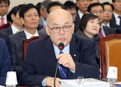 답변하는 이병권 원장