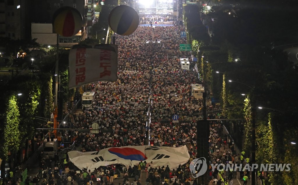 태극기 펼친 검찰 개혁 집회