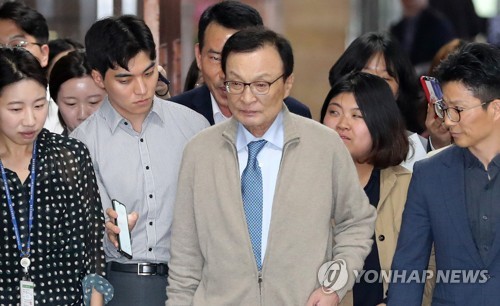 기자 질문 받는 이해찬 대표