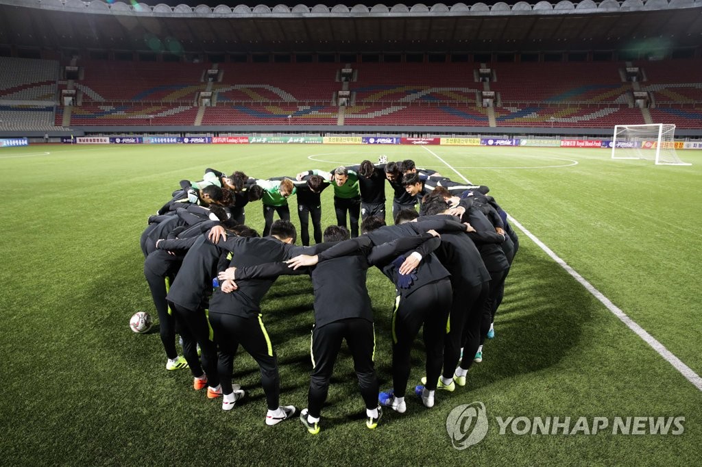 La selección de fútbol surcoreana entrena en el estadio Kim Il-sung La selección de fútbol surcoreana entrena en el estadio Kim Il-sung