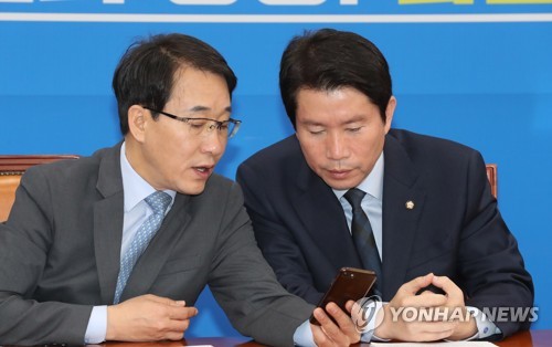 이야기하는 이인영과 이원욱