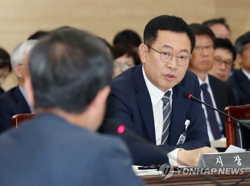 답변하는 박남춘 인천시장