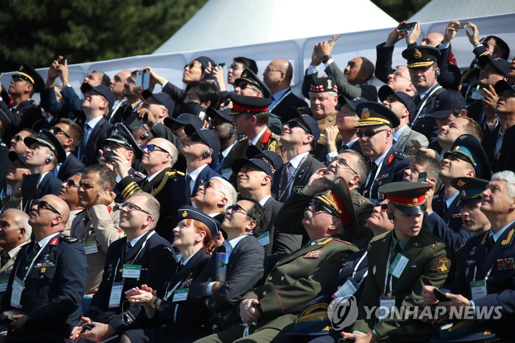 展示飛行を観覧 航空・防衛産業展 展示飛行を観覧 航空・防衛産業展