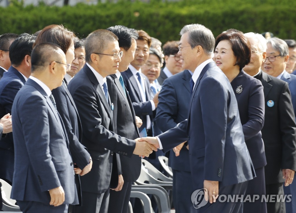 부마민주항쟁 기념식에서 황교안 대표와 악수하는 문 대통령