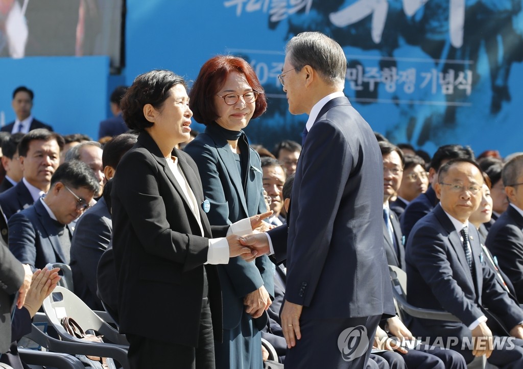 마산시위 참여자 격려하는 문 대통령