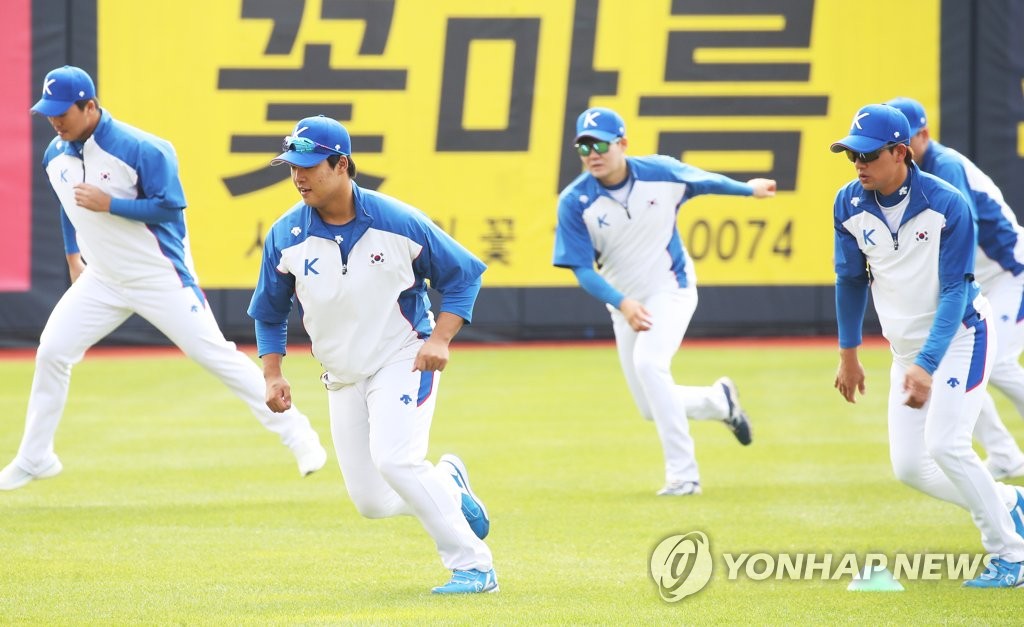 Members of the South Korean national baseball team take part in practice ahead of the Premier12 tournament at KT Wiz Park in Suwon, 45 kilometers south of Seoul, on Oct. 16, 2019. (Yonhap)