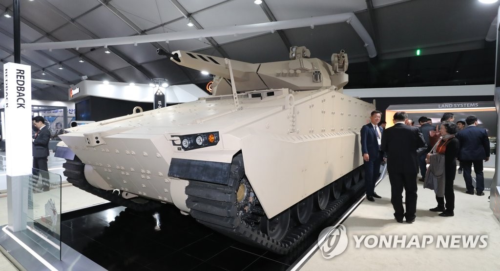 未来の装甲車をお披露目 未来の装甲車をお披露目
