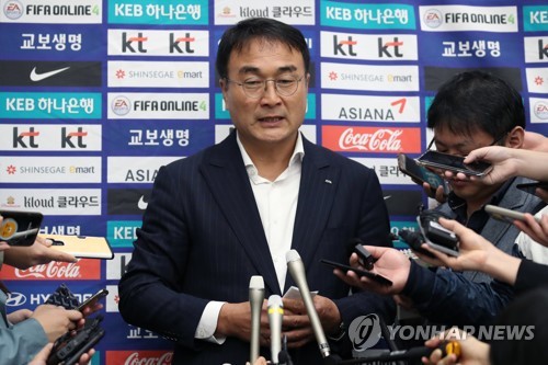인터뷰하는 최영일 축구협회 부회장