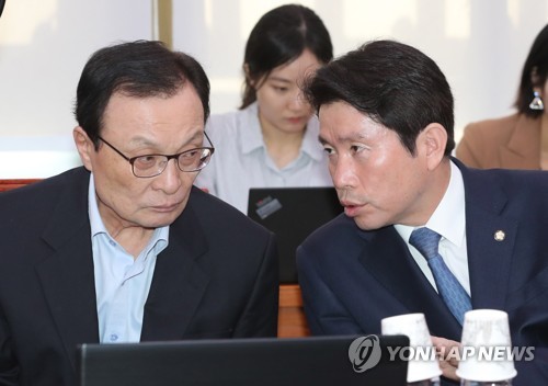 이야기 나누는 이해찬과 이인영