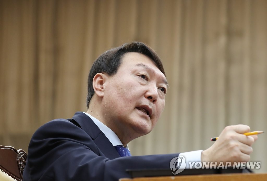 답변하는 윤석열 총장