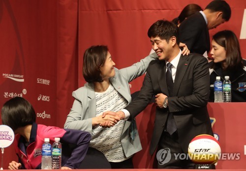 악수하는 박미희 흥국생명 감독(왼쪽)과 김종민 도로공사 감독