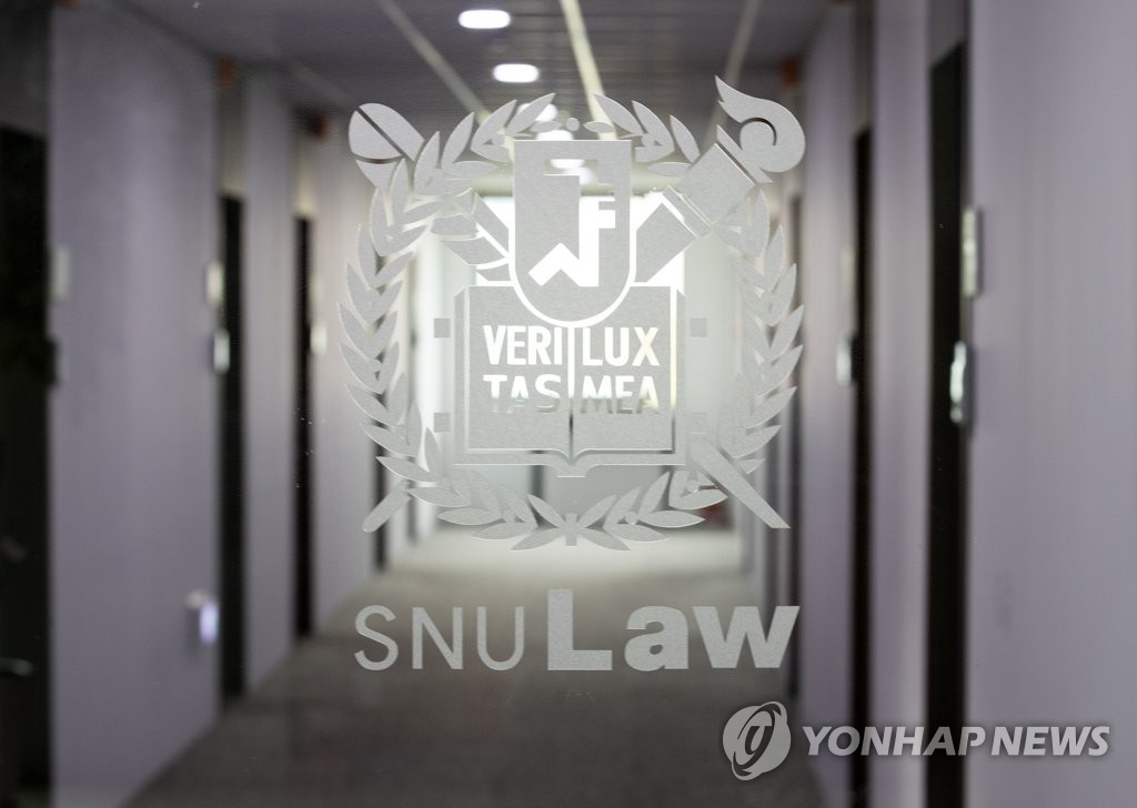 조국 복직에 이어지는 비판