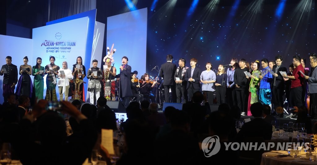 '우리의 소원은 통일' 부르는 참가자들