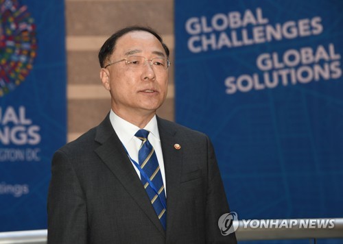 특파원 인터뷰하는 홍남기 기획재정부 장관