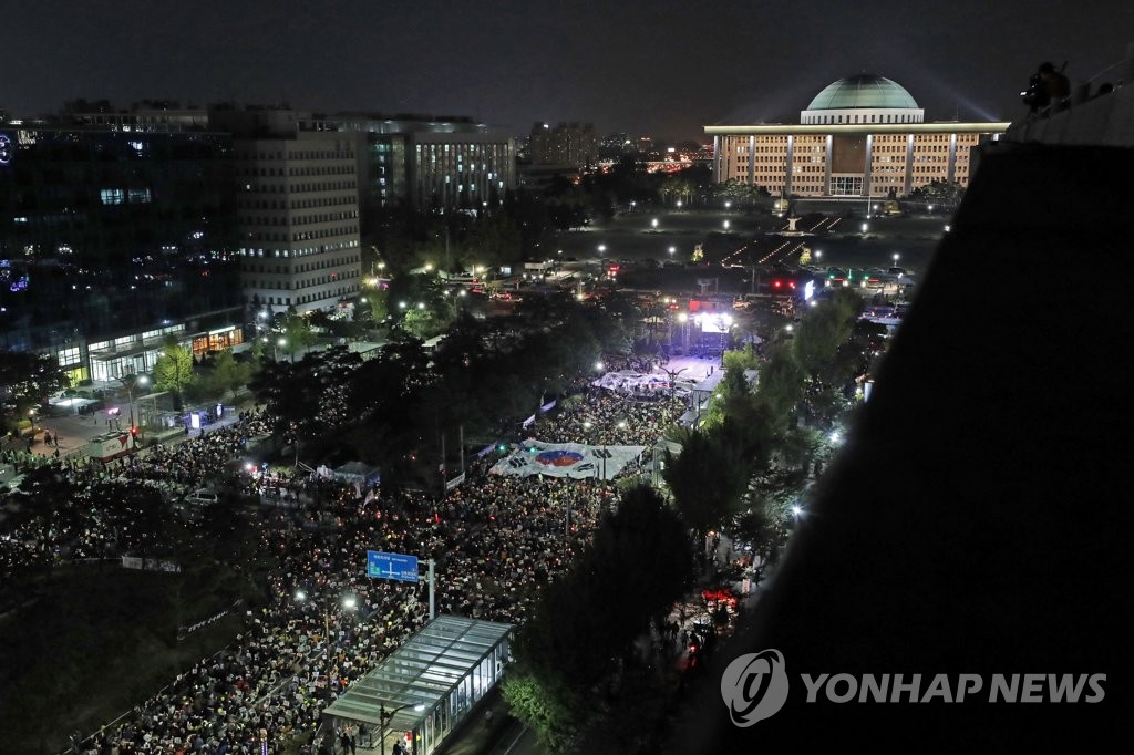 국회 앞 검찰개혁·공수처 설치 촉구 태극기 퍼포먼스