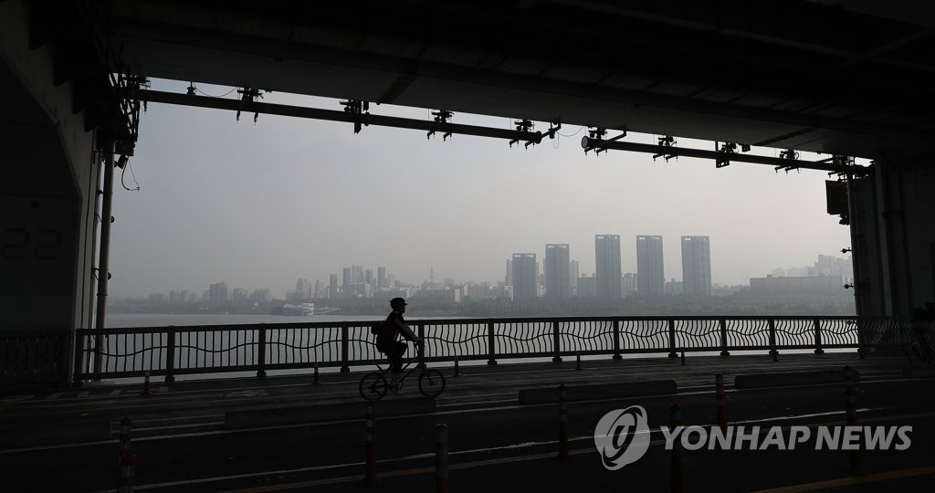 푸른 하늘빛 가리는 안개와 미세먼지