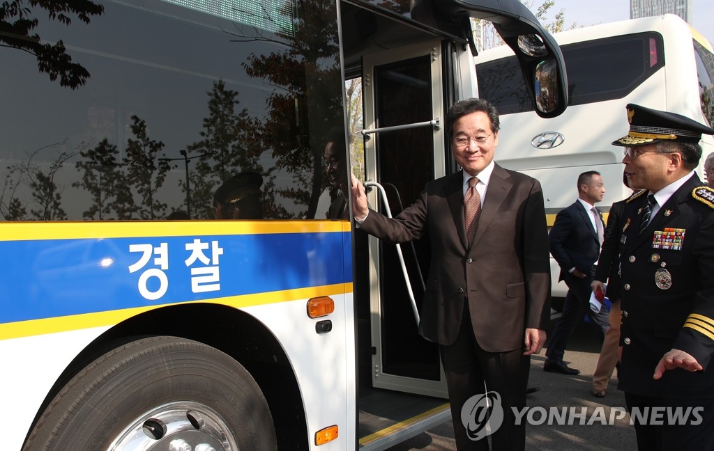 수소 버스 탑승하는 이낙연 총리