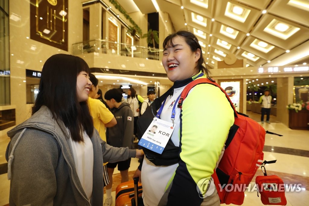 후발대 반기는 선수들