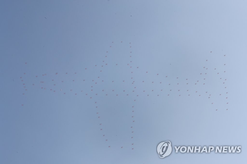 드론 150대가 연출한 국내 생산 항공기 'KT-1'