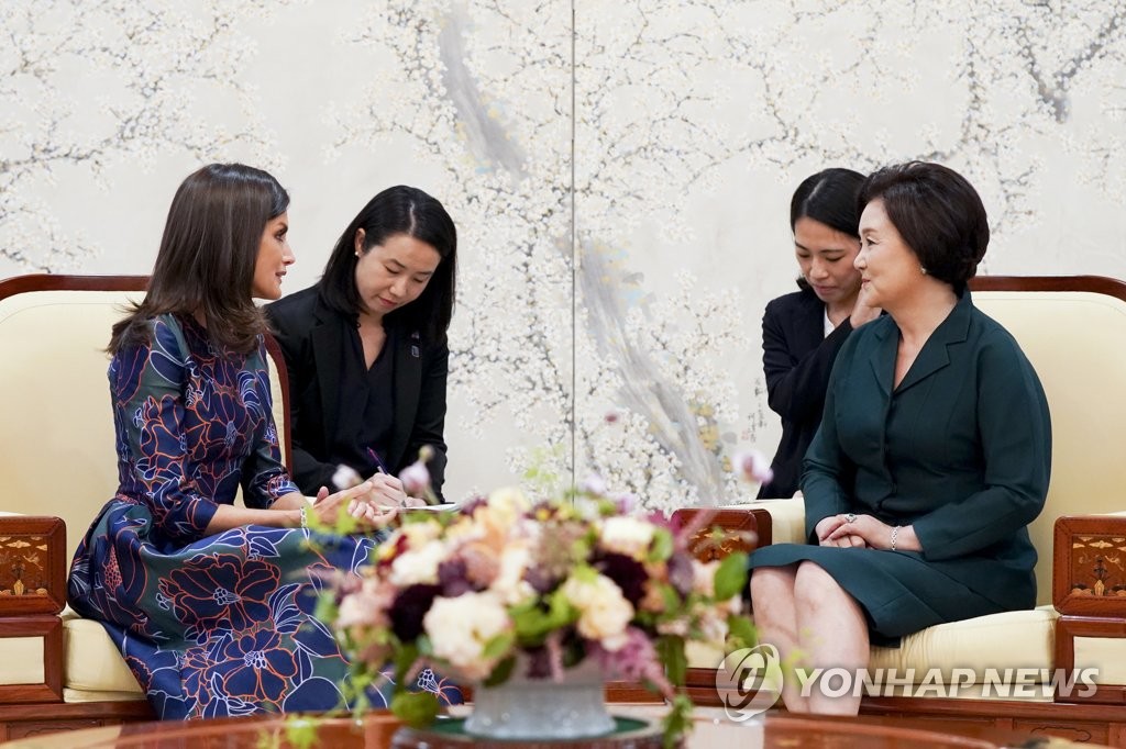 스페인 왕비와 환담하는 김정숙 여사
