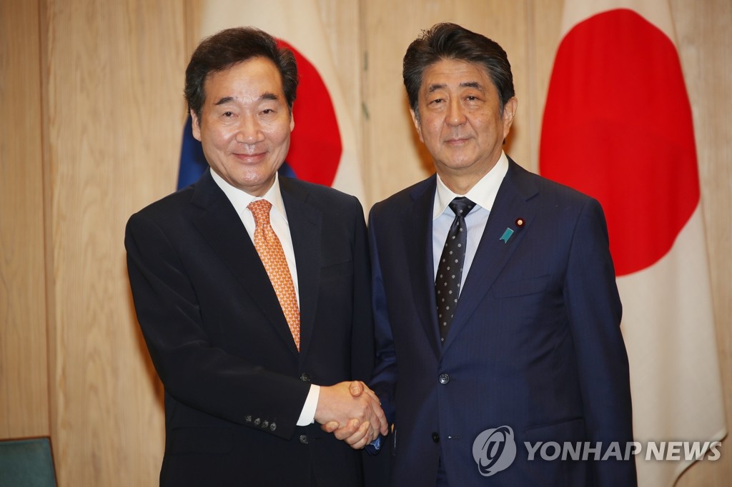 아베 총리와 악수하는 이낙연 총리