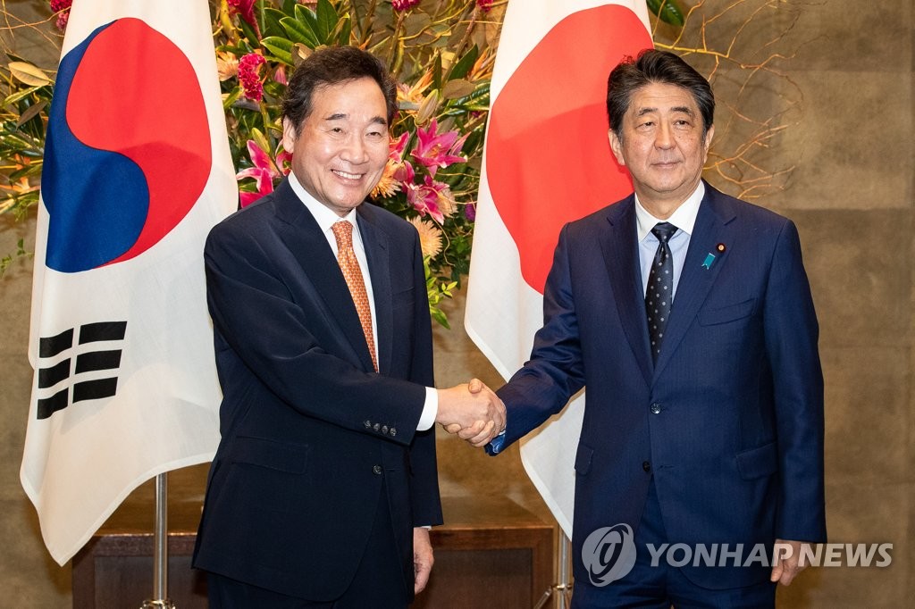 日本を訪問している韓国の李洛淵（イ・ナクヨン）首相（左）は２４日午前、首相官邸で安倍晋三首相と面会した＝２４日、東京（聯合ニュース）