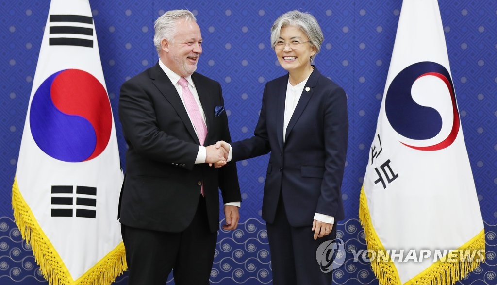 스웨덴 한반도 특사와 악수하는 강경화 장관