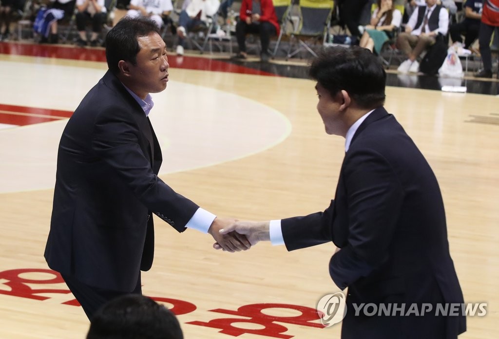 악수하는 전창진 감독과 김승기 감독