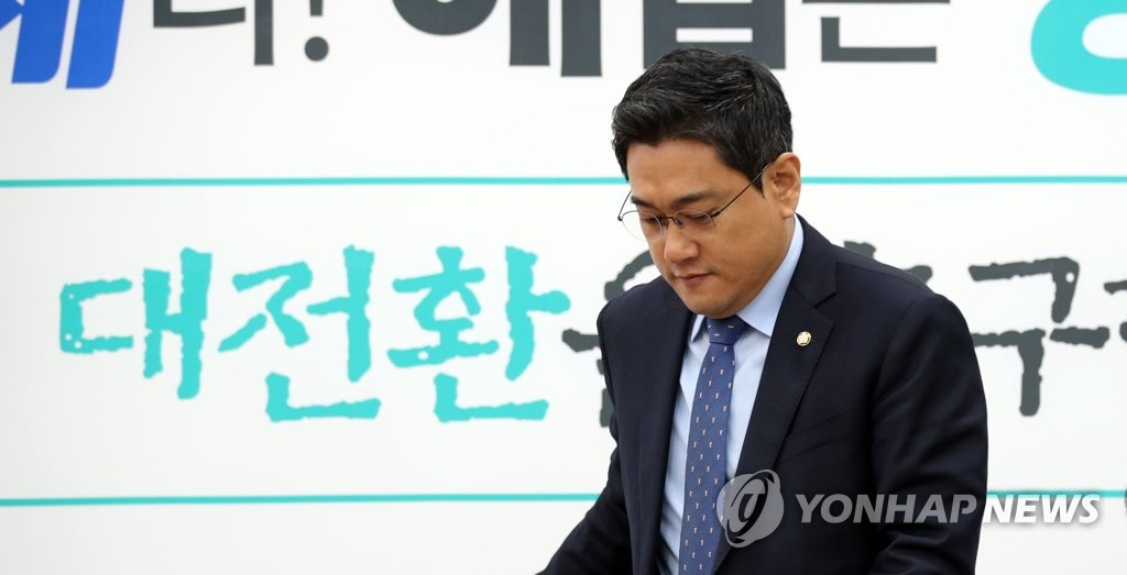 원내대책회의 참석하는 오신환