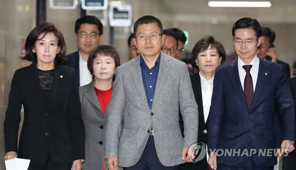 최고위원-중진의원 연석회의에 참석하는 황교안