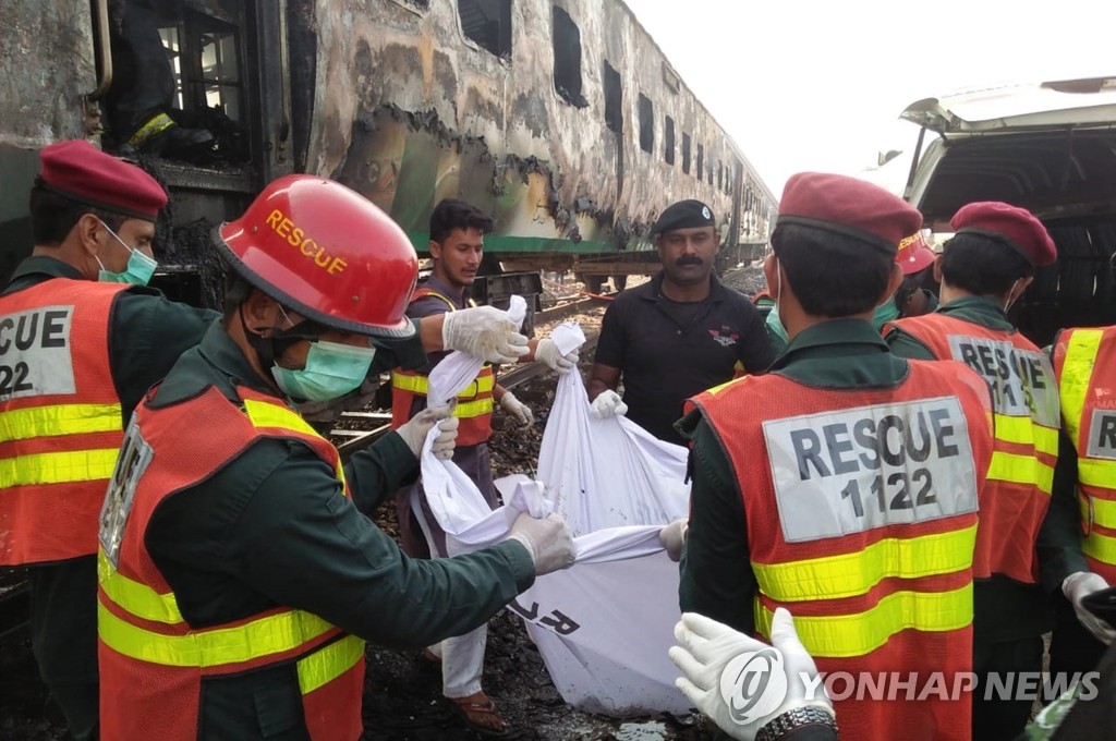 파키스탄 열차 화재 현장의 구조대원들
