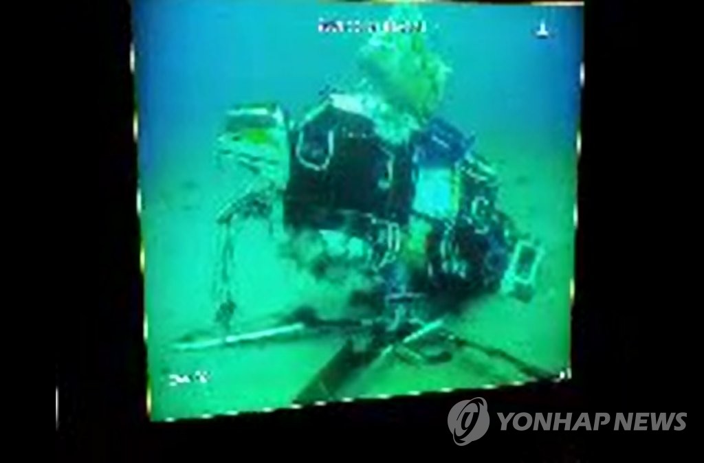 독도 인근 해저에 추락한 소방헬기 기체 모습