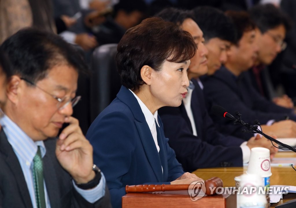 주거정책심의위 발언하는 김현미 장관