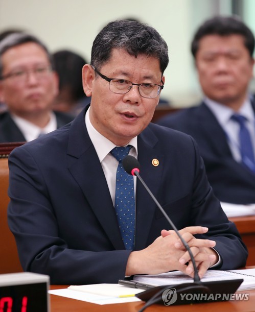 의원들 질의 답하는 김연철 통일부 장관