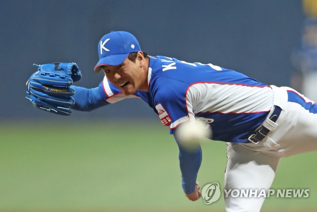 Kim Kwang-hyun of South Korea throws a pitch against Canada in the bottom of the first inning of the teams' Group C game at the Premier12 at Gocheok Sky Dome in Seoul on Nov. 7, 2019. (Yonhap) 