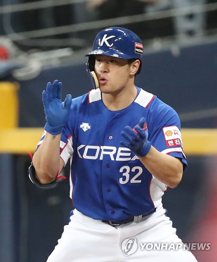 Kim Jae-hwan of South Korea celebrates his two-run single against Canada in the top of the sixth inning of the teams' Group C game at Gocheok Sky Dome in Seoul on Nov. 7, 2019. (Yonhap)