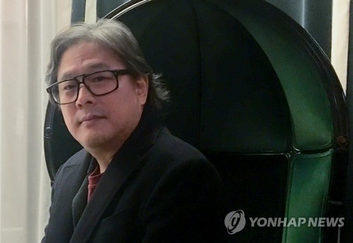 포즈 취하는 박찬욱 감독