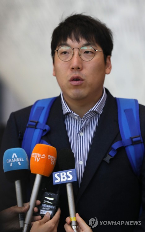 질문 답하는 김현수