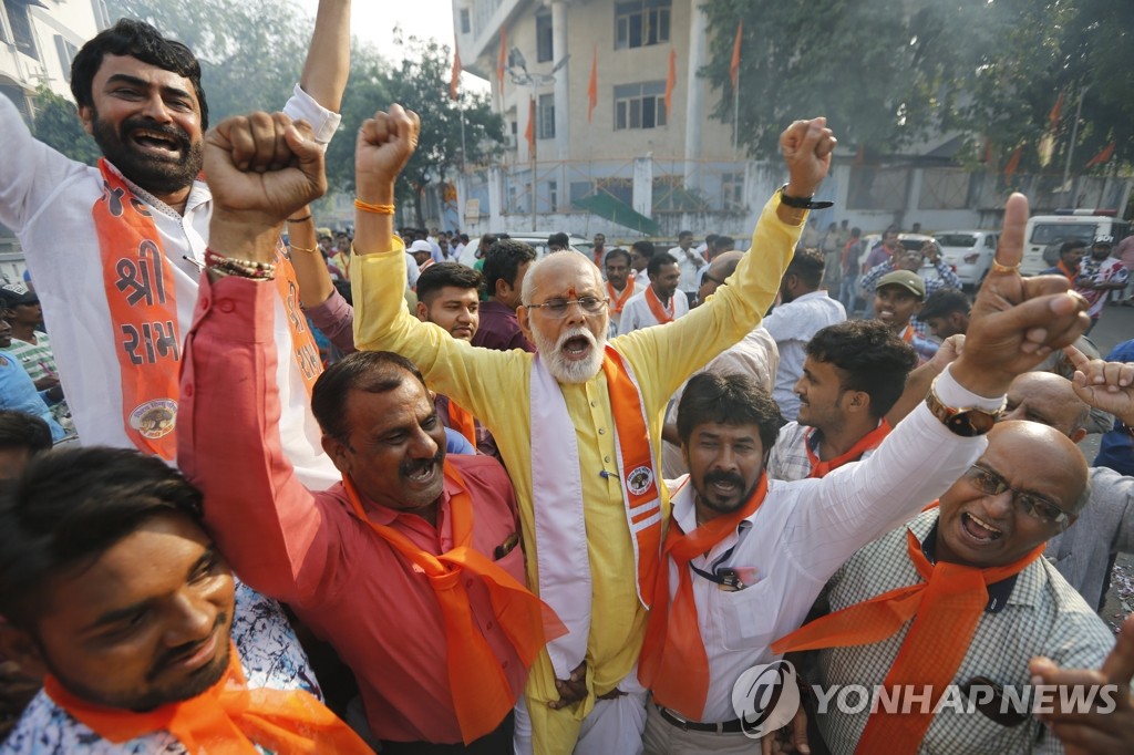 대법 판결 승리에 환호하는 인도 힌두교도