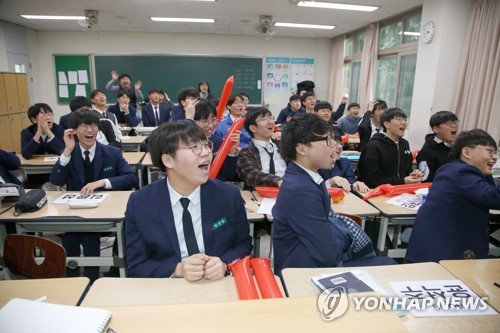 "우리 학교 선수 잘해라"