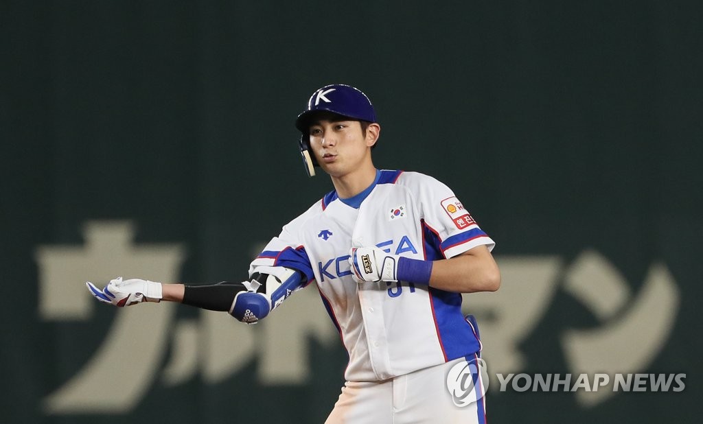Lee Jung-hoo of South Korea celebrates his RBI double against the United States in the bottom of the seventh inning of the teams' Super Round game at the World Baseball Softball Confederation (WBSC) Premier12 at Tokyo Dome in Tokyo on Nov. 11, 2019. (Yonhap)