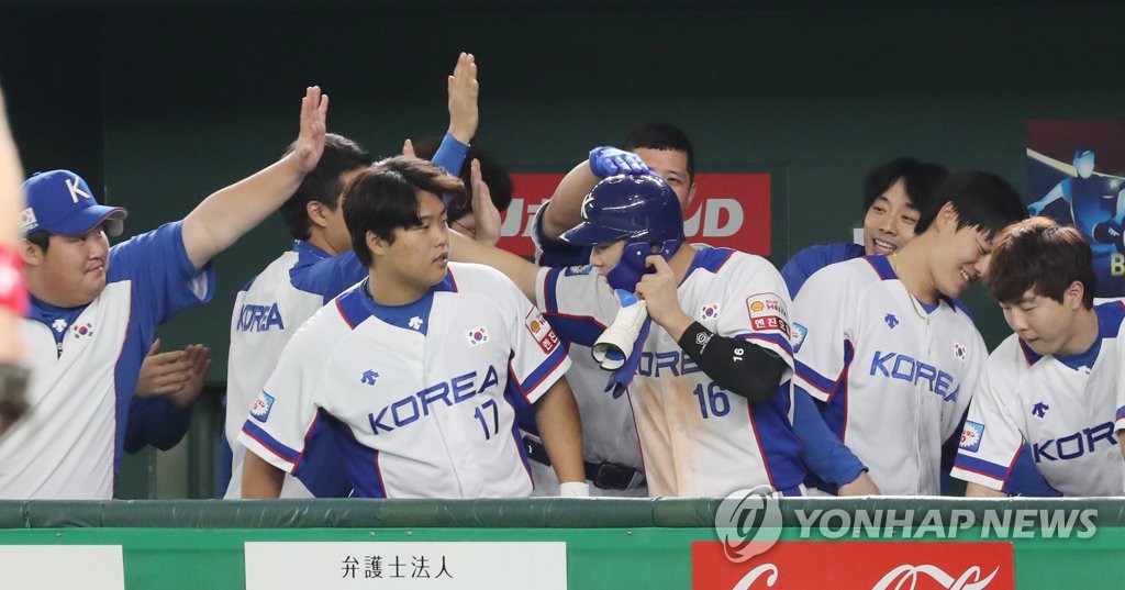 Kim Ha-seong of South Korea (C, No. 16) is congratulated by his teammates after scoring a run in the bottom of the seventh inning of the teams' Super Round game at the World Baseball Softball Confederation (WBSC) Premier12 at Tokyo Dome in Tokyo on Nov. 11, 2019. (Yonhap)
