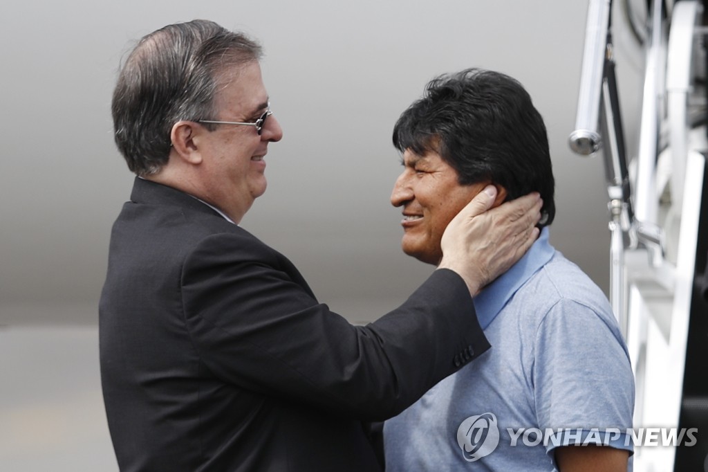 멕시코 외교장관 영접받는 전 볼리비아 대통령