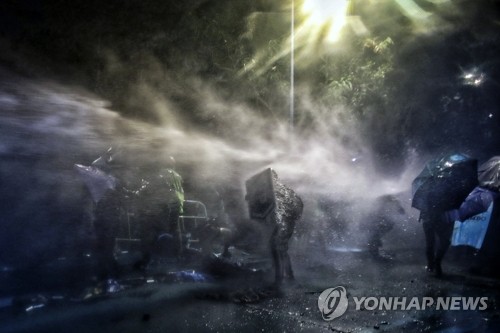 경찰 물대포 맞는 홍콩 대학생 시위대