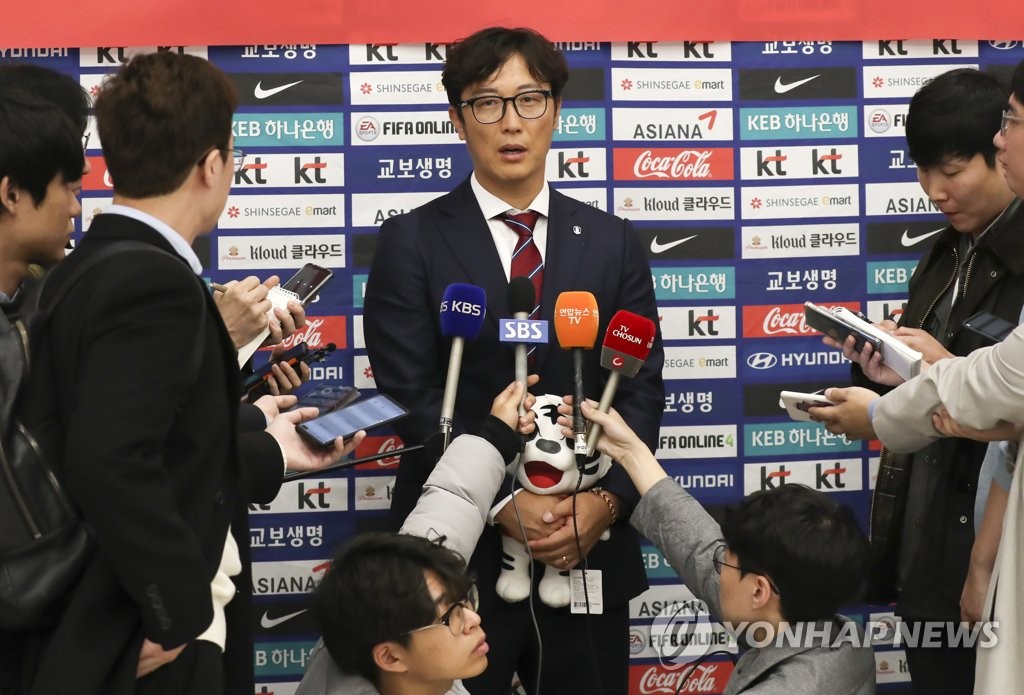 취재진과 인터뷰하는 김정수 감독