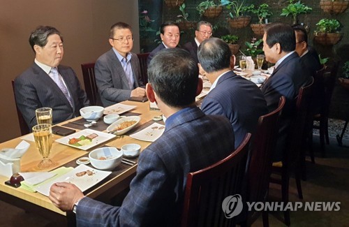 황교안, 영남권 중진의원들과 오찬