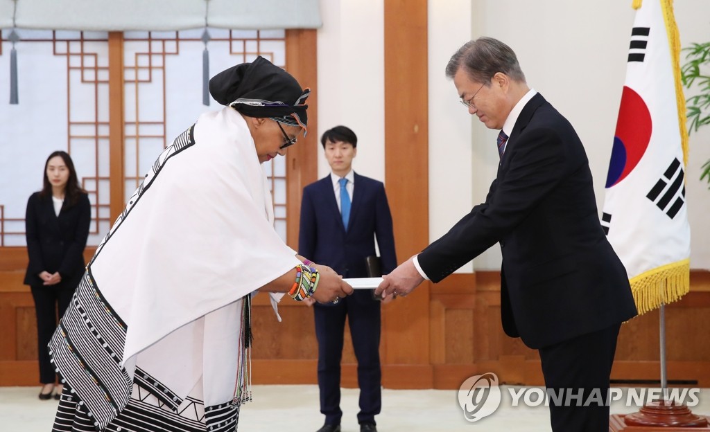 South Africa's new ambassador to South Korea, Zenani Mandela-Dlamini, presents her credentials to President Moon Jae-in at Cheong Wa Dae in Seoul on Nov. 14, 2019. (Yonhap)