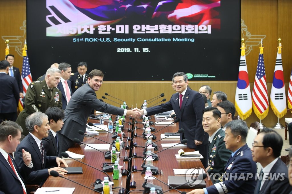 악수하는 한-미 국방부 장관