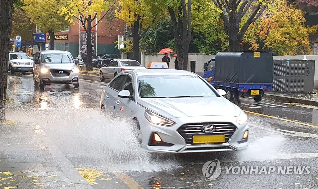 겨울 재촉 요란한 비 내린 서울